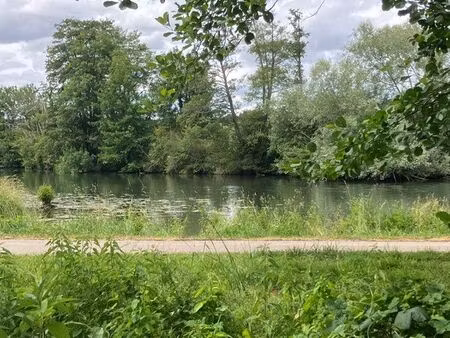 terrain de loisirs au bord de la rivière