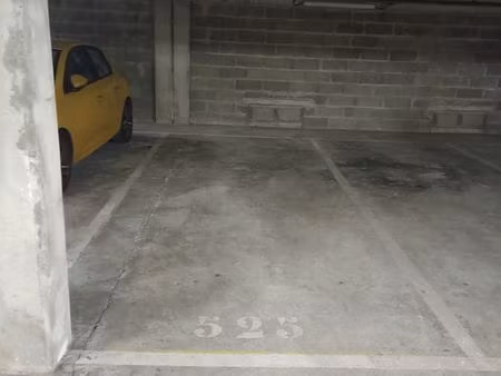parking couvert  ferme  et sécurise