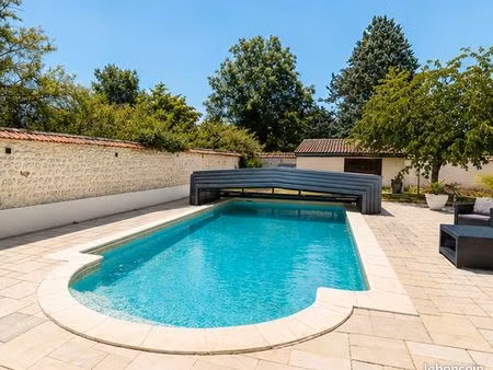 maison familiale avec piscine couverte et parc arboré
