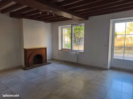f2 rdc avec cour privée et jardin