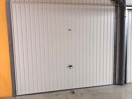 garage fermé sécurisé à louer à la valette