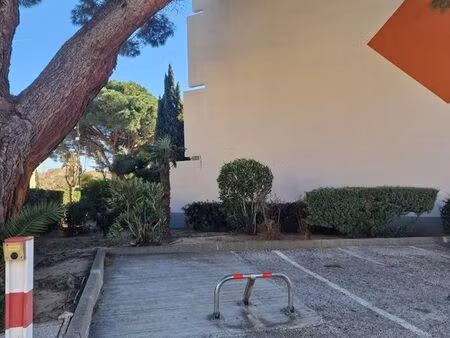 grande place de parking de 15m2