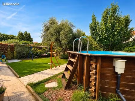maison familiale lumineuse avec véranda  jardin  piscine et 4 chambres  située dans un env