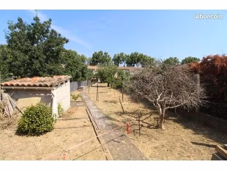 maison de village en pierre un très beau jardin et un garage  sur une parcelle de 615 m2