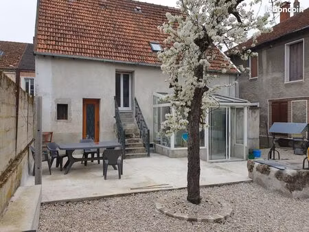 maison f4 entièrement rénovée 110 m2 avec cour  terrasse 35m2  verger et garage