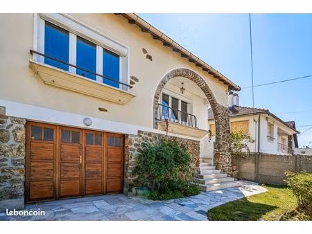 maison familiale non mitoyenne – 4 chambres – grand terrain de 532 m²