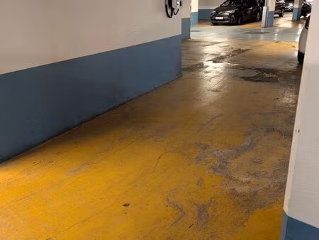 parking équipé d'une borne électrique