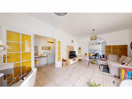 bâtisse avec 3 appartements