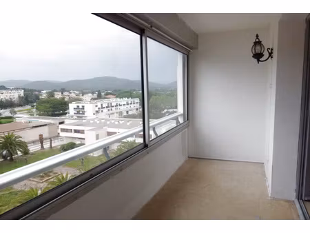 hyeres: studio 34 m2 6 ème et dernier étage avec ascenseur