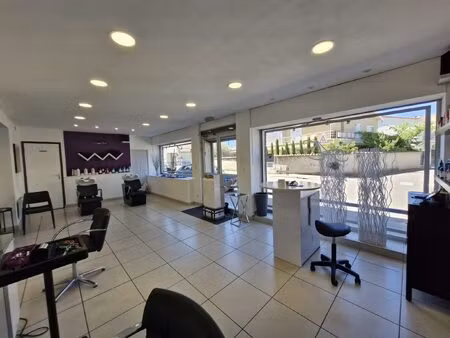 local commercial 69 m² avec vitrine