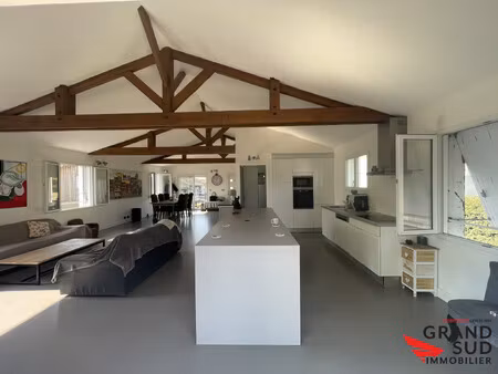 maison rénovée. 4 pièces. garage. stationnements.terrassess e