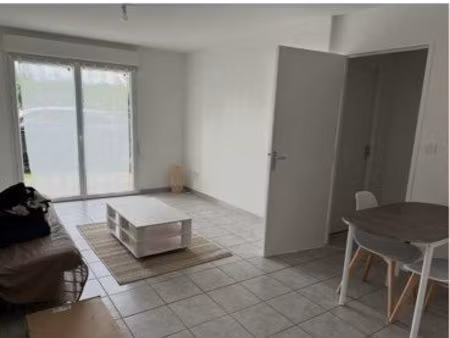 t2 meublé 42 m² avec terrasse  parking et cave”