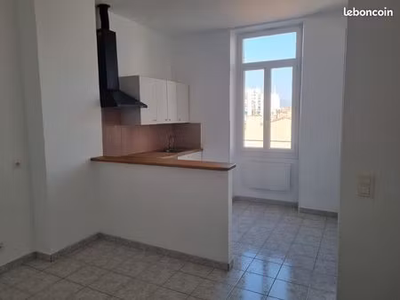 castellane : t3 lumineux de 40 m² – 4e étage avec ascenseur – sans vis-à-vis