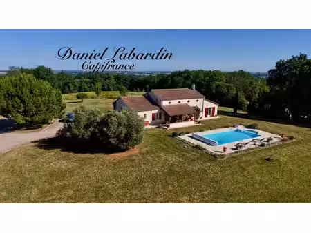 proprièté avec 4 chambres  6 hectares  source naturelle  bois