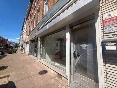 rez-de-chaussée commercial à louer en plein coeur de la rue