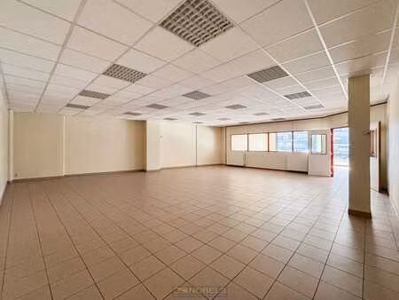 à louer  immeuble commercial spacieux et polyvalent dans ...
