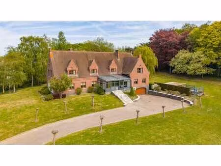 villa avec grand potentiel sur vaste terrain à lennik