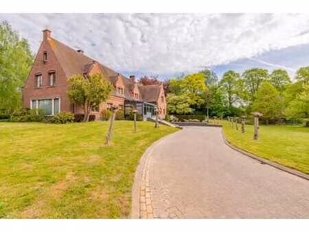 villa avec grand potentiel sur vaste terrain à lennik