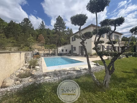 maison de style bâtisse provençale avec piscine  10 min de d