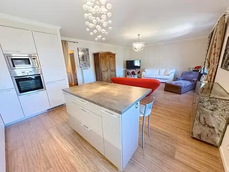 bel appartement t2 (vendu meublé) dans une résidence calme avec ascenseur.