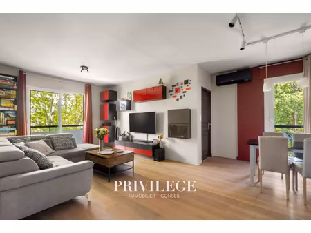 appartement 3 pièces avec deux balcons et vue sur la végétat