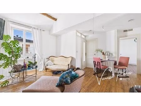 à saint-jean-d’angély  découvrez cette maison rénovée de 104 m² avec deux chambres  jardin