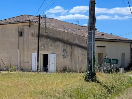 a louer maison avec jardin à 800 metres du bourg de berson