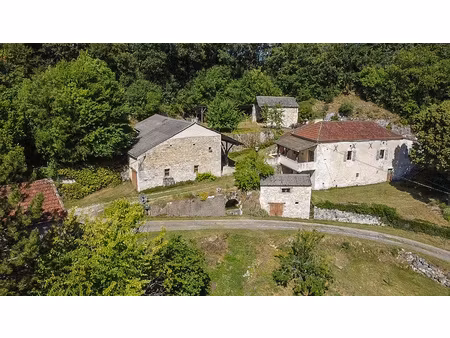 propriété quercynoise à rénover avec dépendances et 6950 m2