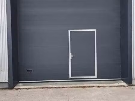 entrepôt à louer 120 m2 uniquement en zone de stockage.