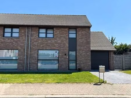ruime  halfopen woning met garage te huur te roeselare
