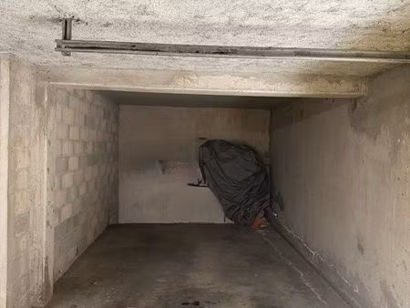 place de parking dans un garage fermé