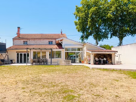villeneuve/lot  maison en pierre rénovée  avec jardin  à proximité immédiate des commodité