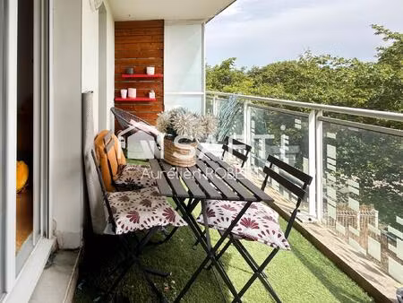 appartement avec une belle terrasse dans une résidence sécurisée