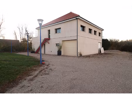 grand bâtiment disposant de 3 grands garages et de 2 apparte