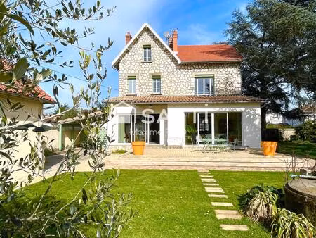 maison bourgeoise 6 chambres 260m² avec piscine