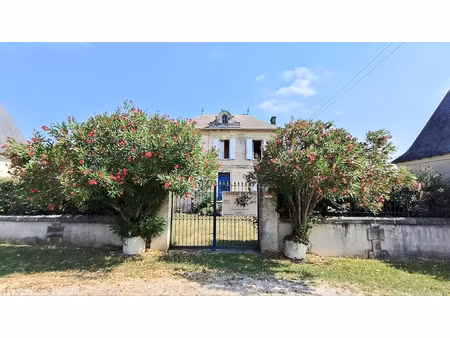 propriété de caractère maison bourgeoise en pierre  dépend