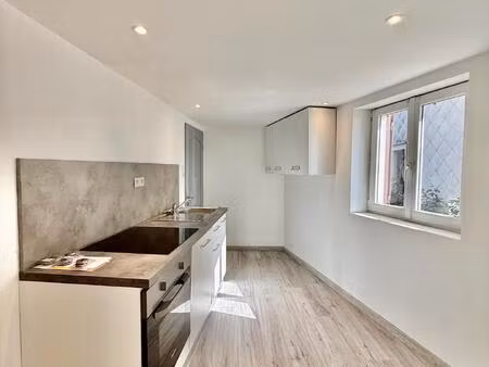 maison rénovée de 97 m² • 3 chambres • grande pièce de vie • cour privative • combles amén