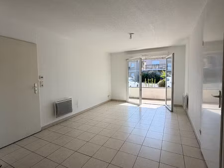 appartement f2 dans une petite copropriété avec 2 places de parking