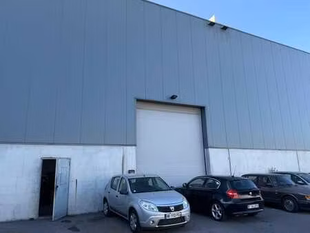 unité pme idéalement située de 1002m² avec bureaux à vendre