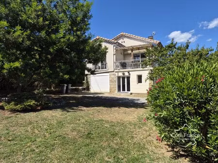 maison de 128 m2 avec deux niveaux  garage et cave  sur terrain clôturé et arboré de 1069.