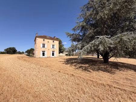charmante propriété de caractère avec plus de 2 hectares  grange  cave voûtée et dépendanc
