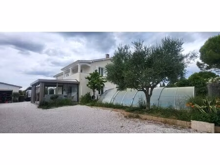 spacieuse maison composée de 3 habitations