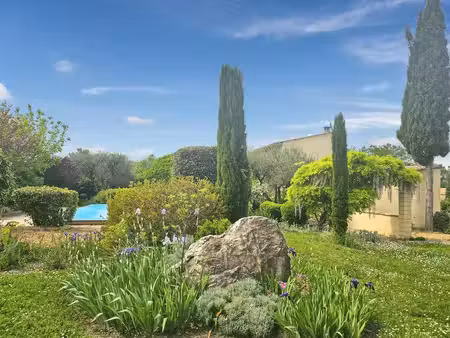 uzes: maison sur jardin 3300 m² constructible