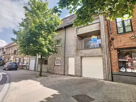 verzorgd 2 slaapkamer-appartement met carport in centrum passendale