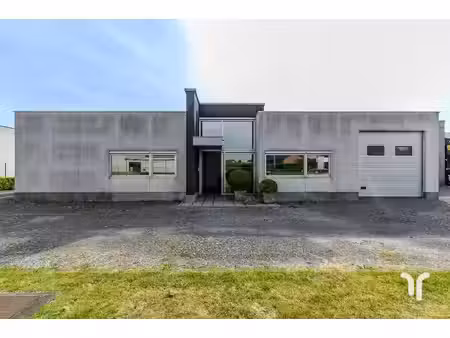 dit kantoor met opslagruimte is gelegen in de industriezone te hooglede vlakbij het centru