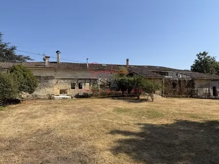 à 20 minutes de saint-émilion  découvrez cette maison en pierre de 205 m2  implantée sur..