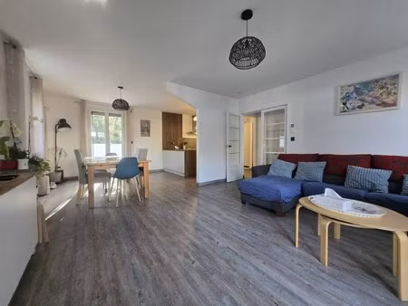 villa familiale 4 chambres avec garage et jardin.