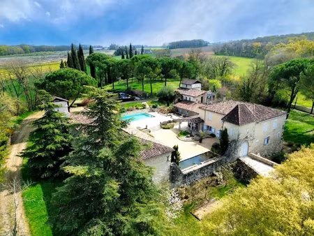 château médiéval de prestige rénové avec élégance – un bijou historique au cœur de la natu