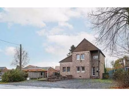 maison 4 façades 2 chambres avec garage  parking et cour!