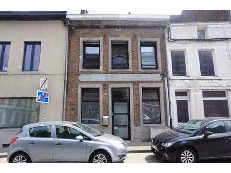 maison de rapport 1 appart. de +- 50 m²  3 studios meubles